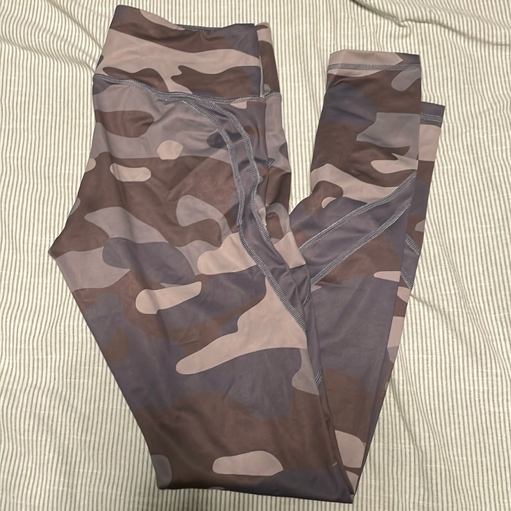Violate the Dresscode camo workout leggings